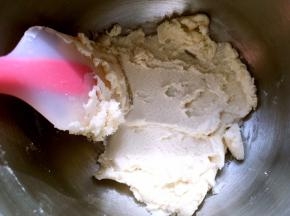 混合油酥皮材料，用刮棒一直按压至面团油润细腻