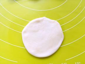 将水油皮材料压扁，擀成圆片