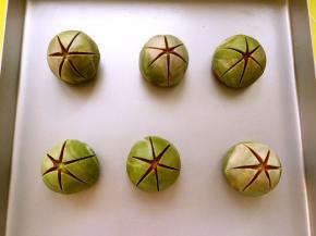 烤箱预热180度，用锋利的刀在表面划3刀，均分成6份，正好是荷花的六片花瓣