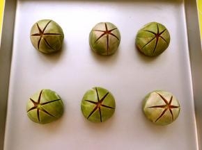 烤箱预热180度，用锋利的刀在表面划3刀，均分成6份，正好是荷花的六片花瓣