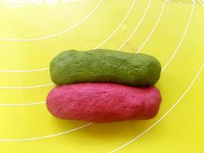 之后将两份水油皮材料搓成同等宽度的长条，不需要太长