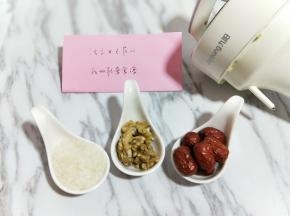 准备食材，大米并称重。