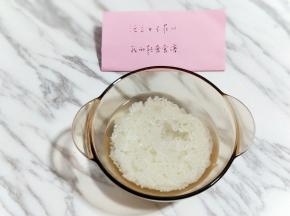 首先将大米淘干净，冷水泡15分钟。