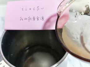 将泡好的大米加入豆浆机中，加入纯净水1000ml。