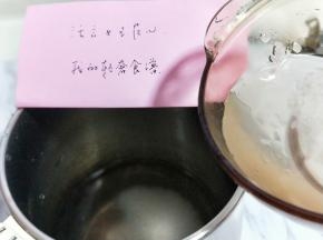 将泡好的大米加入豆浆机中，加入纯净水1000ml。