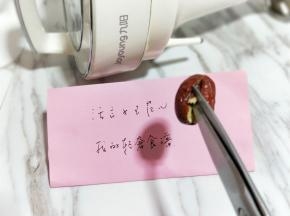 大枣去核，用食品剪刀将大枣剪个口，之后把剪刀尖伸进红枣中，夹住红枣核，用啦夹出来即可。