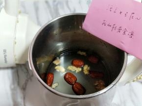 再加入豆浆机中。