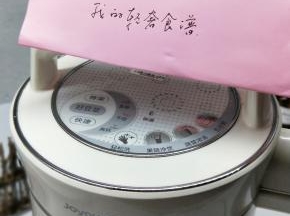 接上电源，启动豆浆机。