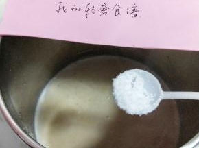 加入少量糖，根据个人喜欢，不加糖也是可以的，因为红枣本身带有自然甜味。