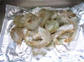 将虾头去除后冷冻的。将冷冻的虾拿出来化冻。