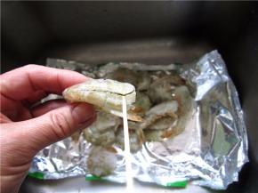 大虾剪开整个背部，挑出虾线。