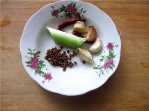 辣椒，花椒，蒜，葱，姜都准备好。