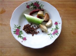 辣椒，花椒，蒜，葱，姜都准备好。