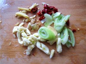 将葱、姜、蒜、辣椒等切好备用