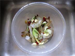 虾放入容器内，放入辣椒、花椒、葱、姜、蒜