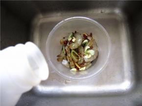 放入生抽和料酒