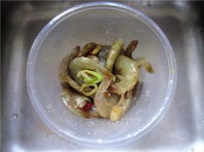放入少许淀粉，将虾和调料拌匀，腌制30分钟。