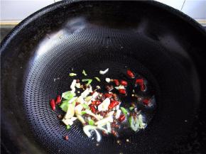 锅里油热，放入辣椒、蒜、葱、姜爆香。