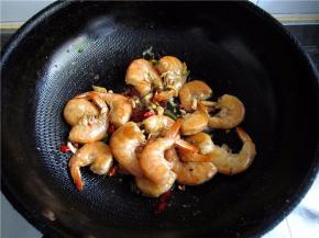 翻炒均匀，至虾变色。