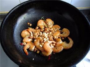 将花生米放入翻炒。