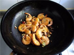 根据口味调味翻炒均匀即可出锅。