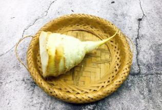 先将冬笋外壳剥去。