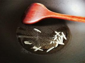 热锅冷油，放入切好蒜片炸香