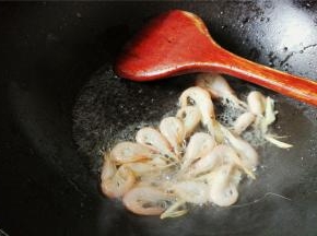 倒入洗净的鲜虾翻炒变色