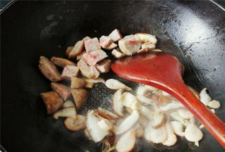 放入切好的肉丸翻炒，综合下口感