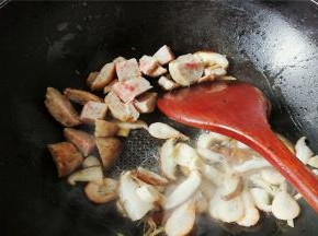 放入切好的肉丸翻炒，综合下口感