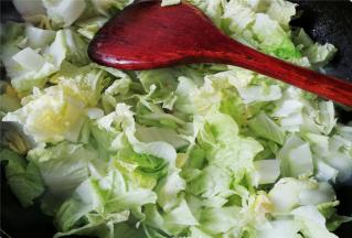 倒入切好的白菜翻炒至软