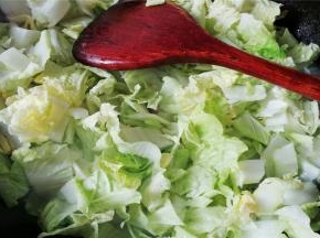 倒入切好的白菜翻炒至软