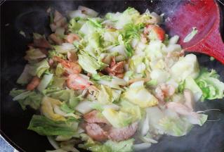 放入适量的盐巴跟料头翻炒几下