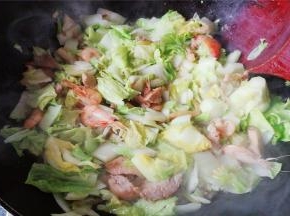 放入适量的盐巴跟料头翻炒几下