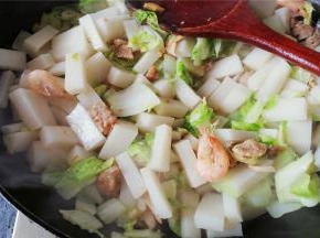 最后倒入切好的年糕条翻炒几遍