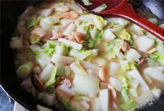 倒入适量清水，食材煮沸后，再翻动几下食材避免粘锅即可，再装盘食用