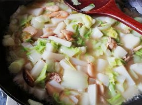 倒入适量清水，食材煮沸后，再翻动几下食材避免粘锅即可，再装盘食用