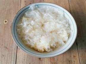 备一碗倒入清水，把银耳扳成小块泡入，充分泡发