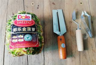 期间可以切割菠萝，金菠萝无需挖孔，泡盐水