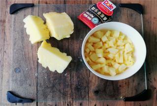 再把菠萝切成小粒备用