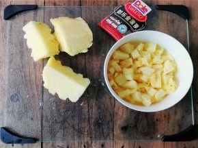 再把菠萝切成小粒备用