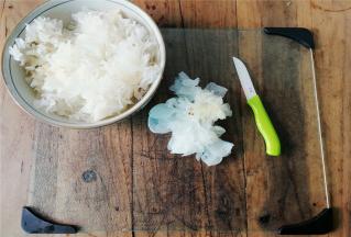 把泡发后的银耳，切掉硬蒂部分，再反复冲干净