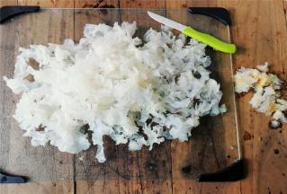 把泡发好的小块银耳，切碎，容易快速煮出胶质