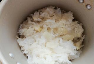 把切好的银耳倒入高压锅里，加入适量的老冰糖