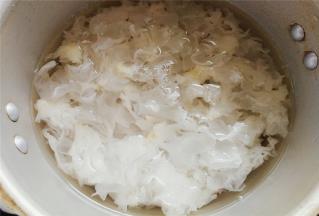 倒入适量清水，没过银耳，在煮制过程中，银耳还会膨胀