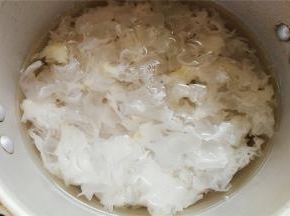 倒入适量清水，没过银耳，在煮制过程中，银耳还会膨胀