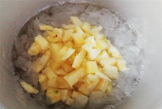盖上高压锅盖，上气后煮20分钟自然放气，再倒入菠萝粒搅拌下煮制沸腾