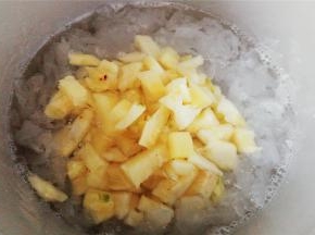 盖上高压锅盖，上气后煮20分钟自然放气，再倒入菠萝粒搅拌下煮制沸腾