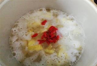 再次煮沸后，放入枸杞混合下，枸杞彭大后就可以关火，即可食用