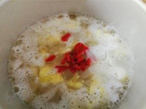 再次煮沸后，放入枸杞混合下，枸杞彭大后就可以关火，即可食用